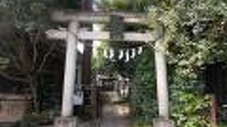 長喜院の山門の脇にあえいます。