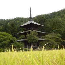 神社のシンボル三重塔