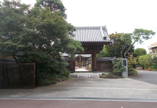 岩槻城主の青山家のゆかりの寺です。