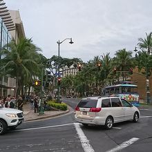 昼のカラカウア通り