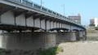 橋のたもとに「長良川艶歌」の歌碑