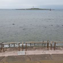 この日は、沖合の弁天島は見えましたが、対岸の北海道は朧。