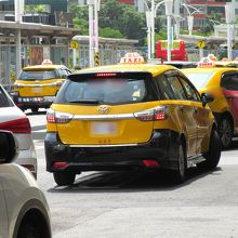 空港のタクシーは許可車両のみなので安全と言われています。