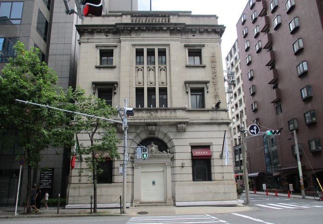 堺筋にある元銀行の建物です