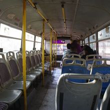ファーティプルスィークリー行のバスは古い通勤バスです