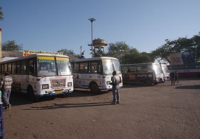 アグラから世界遺産ファテープル・スィークリーへ行くバスが発車します