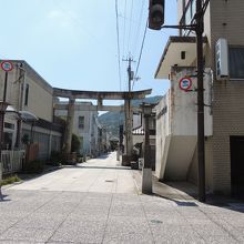 この鳥居の先が新町商店街でさらに表参道です