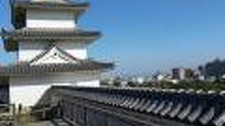 高台にあるお城です