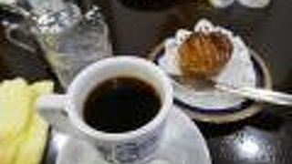 広いので席がなくても、少し待てば入れます