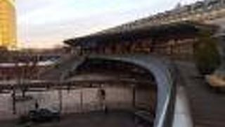 駅前のペデストリアンデッキ
