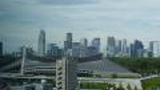 背後には新宿の高層ビル群が