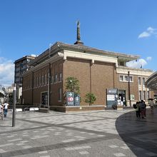 立派な建物ですが、どうやら観光案内所のようです