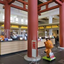 中に入ると朱塗りの柱