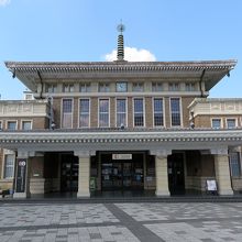 改めて正面から見れば、屋根には相輪、奈良ですねぇ