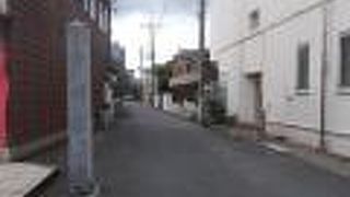 本堂が塀で囲まれています。