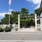 住宅街にある立派な神社