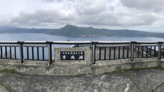 摩周湖の周囲は急峻な壁になっており展望台からのみ眺めることができる「神秘の湖」