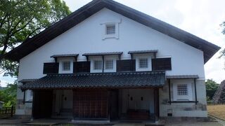 【鶴丸倉庫】比較的新しめの武具倉庫で重要文化財