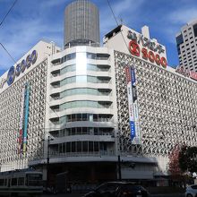 中四国最大のデパート売り場だ