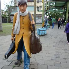 「君のいる場所」で、すれ違ってばかりの「彼」（後方に彼女）