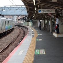 右側の駅員さんがお立ち台の上に