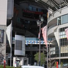 ホテルと百貨店の間にある