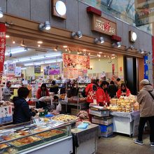 にぎやかな店頭
