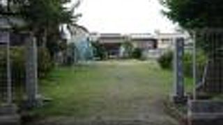 有名餃子店エリアに位置する小さな神社