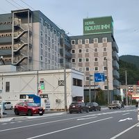 街のメインストリートの岩手県道4号線から見たホテル外観。