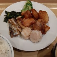 ブッフェ朝食の一例。このほかにもサラダなども揃ってました。