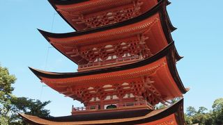 朱色の美しい姿が目を引く。