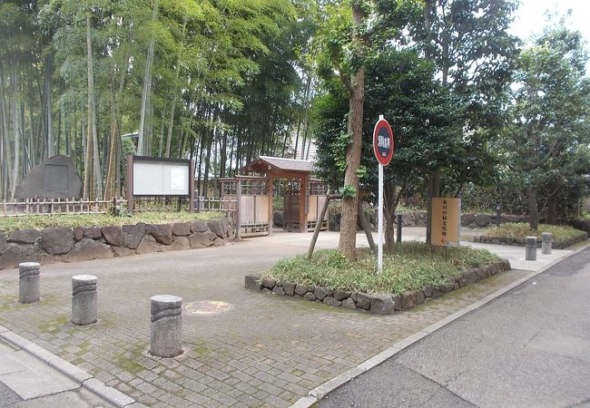 氷川神社の参道の途中にあります。