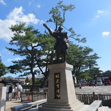 堀尾吉晴公の像