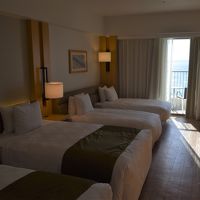 4つベッドを入れた部屋