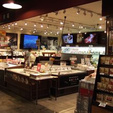 通路も広めで買いやすいです