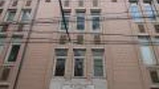 レトロ建築の楽器店です