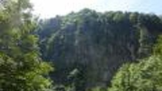 あまりに急峻なので岩肌が見えてる