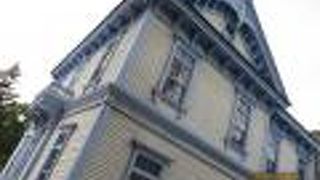 モダンな古いホテルが建っていました