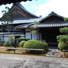 春光院境内と本堂