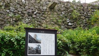 石垣に突き出た「石樋」