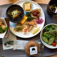 今はワンプレーとの朝食に主食、汁物、カレーなどは自由に