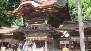 街道沿いの要所にあります