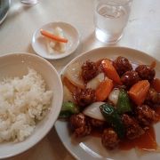 酢豚ランチを食べたが、肉にしっとりさがなく、いまいちだった。,カード払いもできなかった。