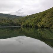 鏡面の真っ赤の紅葉の絶景を見ることのできる蔦沼を中心とする７つの沼をめぐる自然散策路が整備されています