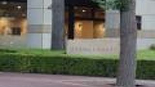 大きなホールを有するセンター