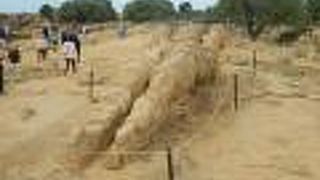 巨人像が横たわるのみ