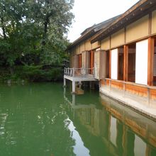 実に風情のある池と屋敷の佇まい。