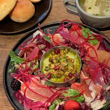 ３月ごろのランチセット。生ハムに赤い野菜とフムスプレート