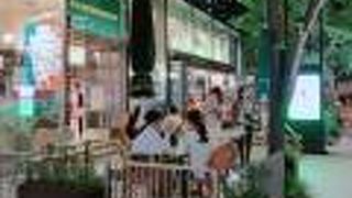 夜風が気持ちいいテラス席