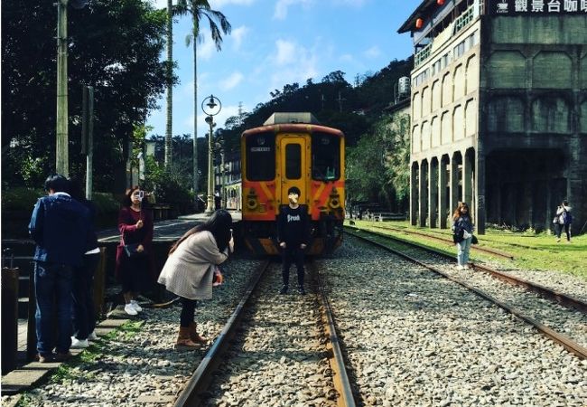 レトロかわいくて、歴史が垣間見られて、線路の上で写真も撮れる終点駅